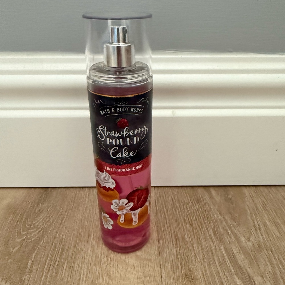 Bath and Body Works Strawberry Pound Cake Fine Fragrance Mist 8 Fl Oz Used Twice